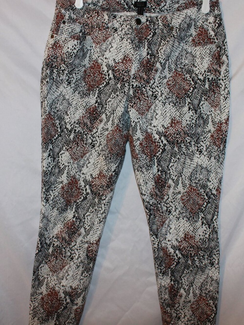 G.I.L.I. skinny trousers in a white, black, and rust snake print - Size 10